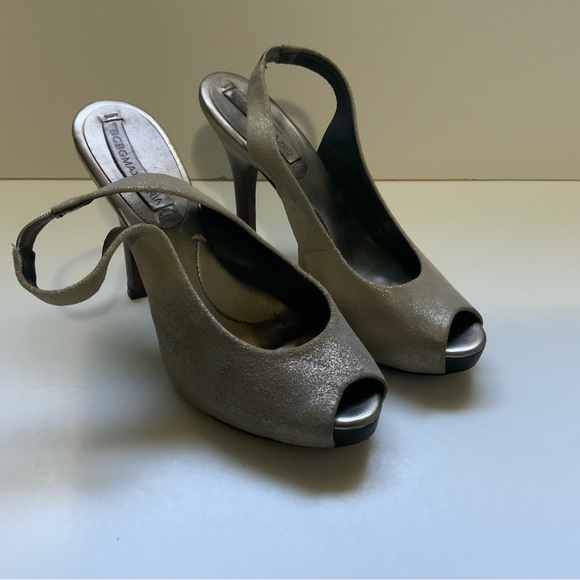 *BCBG MAXAZRIA Gold Metallic Lame Finish Peep Toe Slingback Pumps - Picture 2 of 6